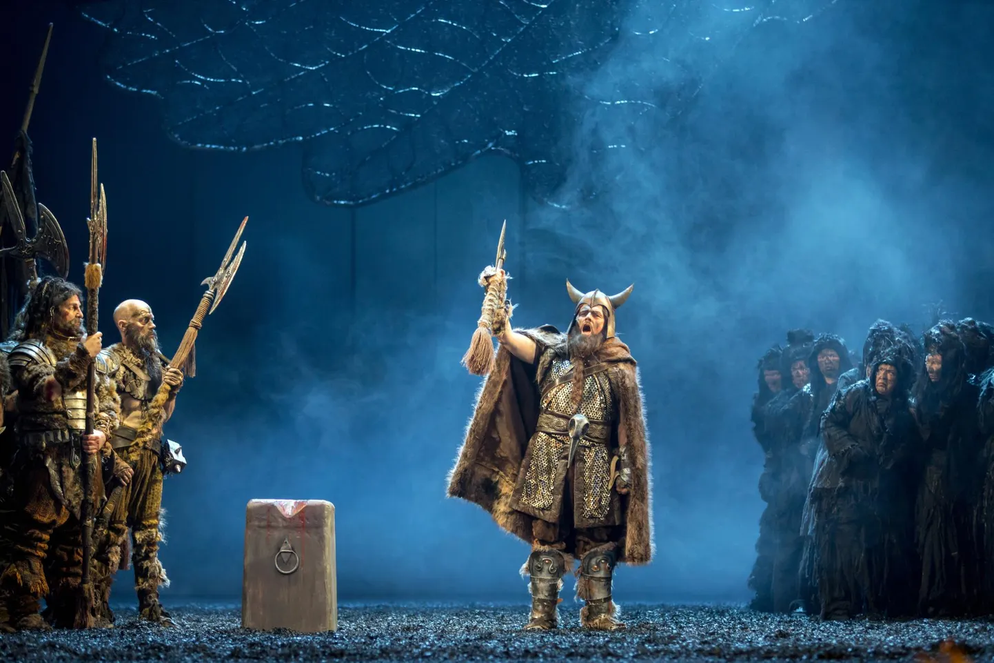 Richard Wagneri «Lohengrin» Estonias: Wagneri muusika tõstis kuhugi lae alla. Hoidis õhus kusagil punaarmeelasi kujutava laemaali all.