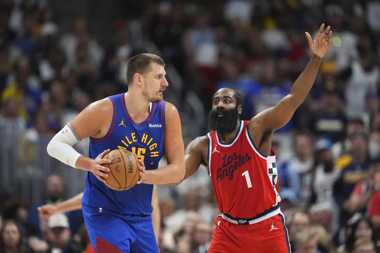 Denver Nuggetsi liidrit Nikola Jokicit (vasakul) püüab takistada Los Angeles Clippersi tagamees James Harden.