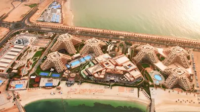 Ras al Khaimahis on Booking.com andmeil praegu kaheksa viie tärniga hotelli, teiste hulgas Hilton, Rotana, Waldorf Astoria ja Ritz Carlton.