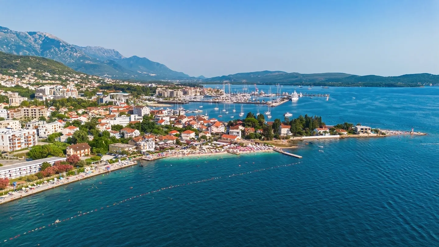 Kaunis Porto Montenegro: kuldne rannaliiv, luksusjahid ja helesinine merevesi.