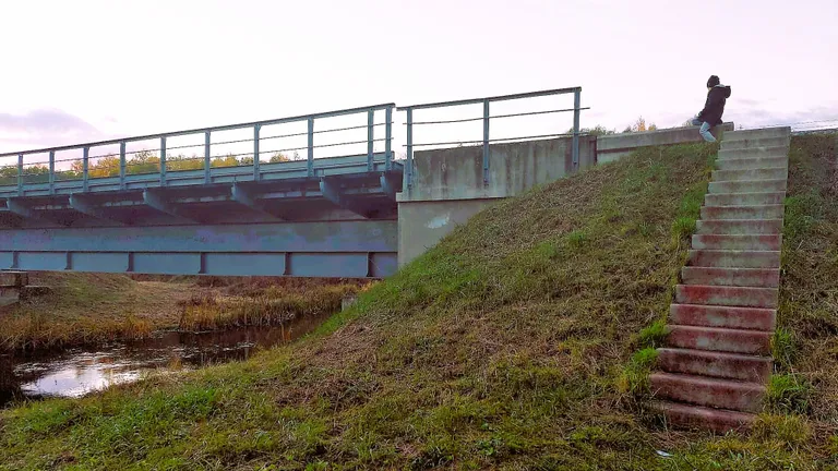 До железнодорожного моста легко добраться, так как к нему ведет лестница.